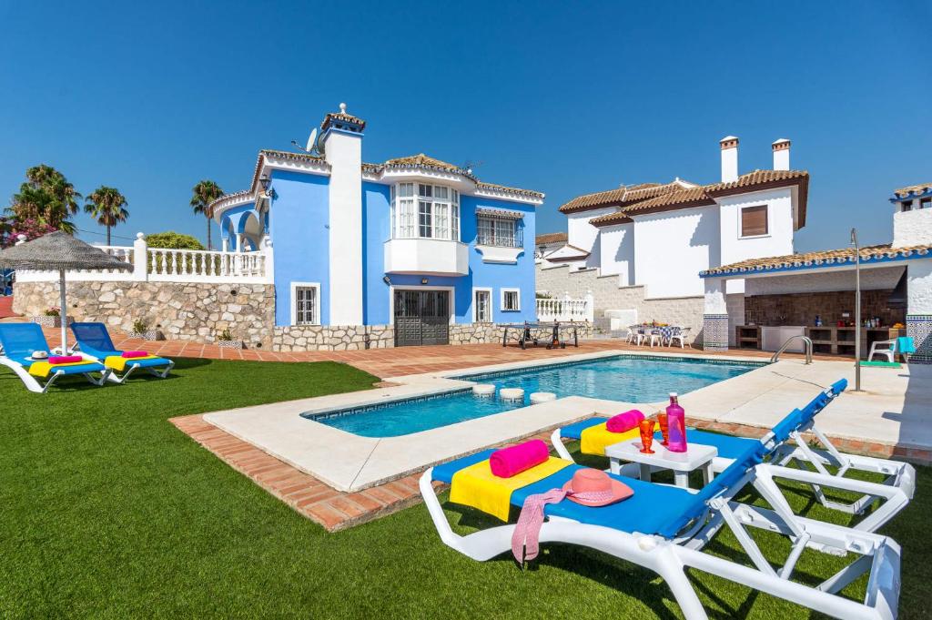 een villa met een zwembad en een huis bij Villa Tia Ana by Villa Plus in Fuengirola