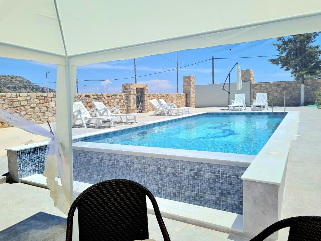 The swimming pool at or close to Traounou Serenity Villa