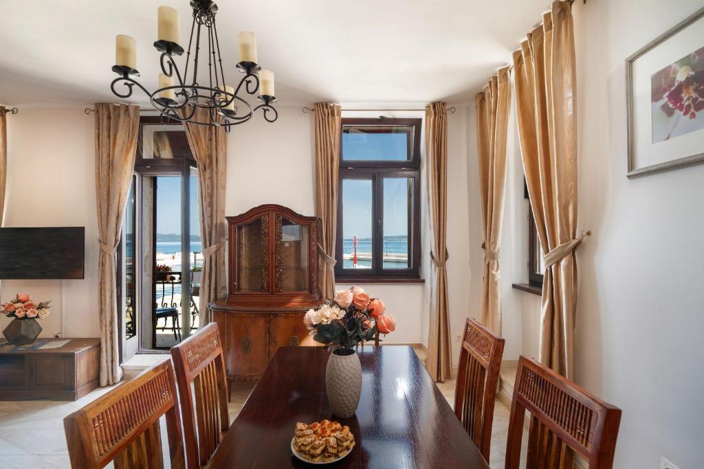 Televízia a/alebo spoločenská miestnosť v ubytovaní Luxury Apartments Perko