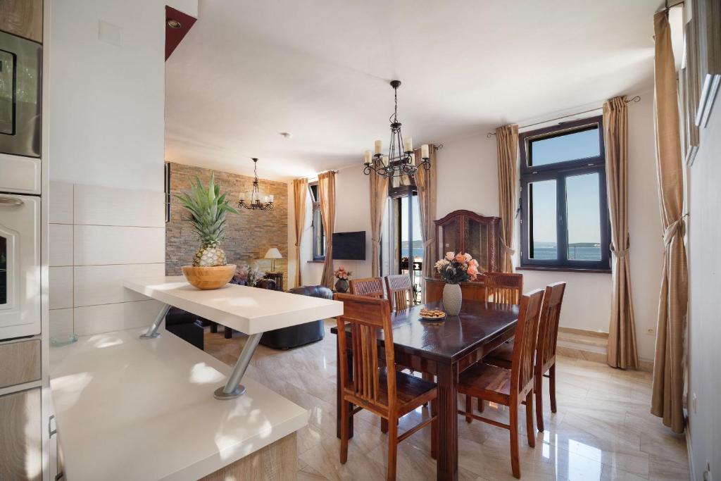 Televízia a/alebo spoločenská miestnosť v ubytovaní Luxury Apartments Perko
