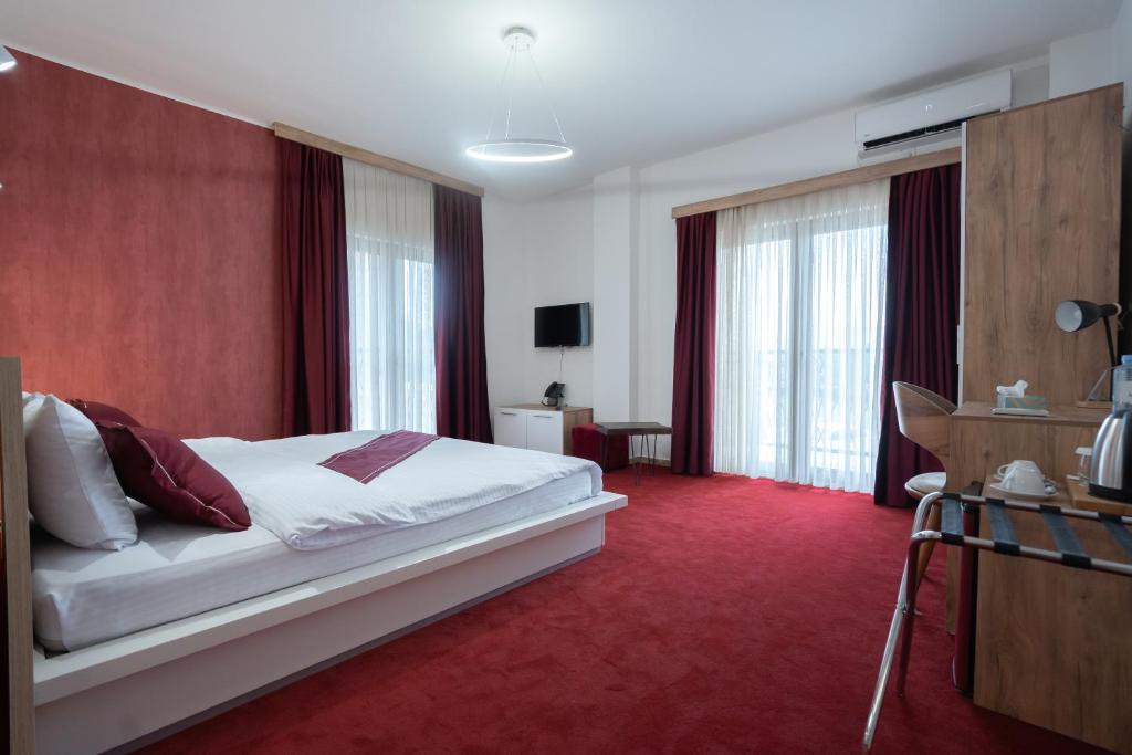 Postel nebo postele na pokoji v ubytování Austrian Palace Hotel