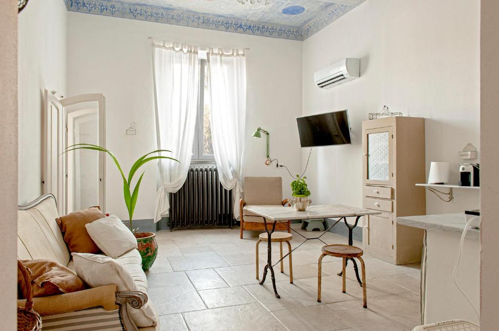 sala de estar con sofá y mesa en Piéce en rose en Livorno