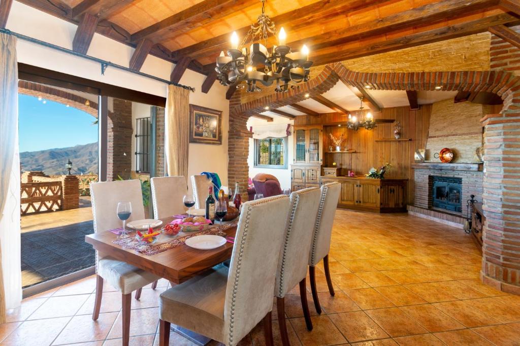 kuchnia i jadalnia ze stołem i krzesłami w obiekcie Villa Biznaga by Villa Plus w mieście Mijas