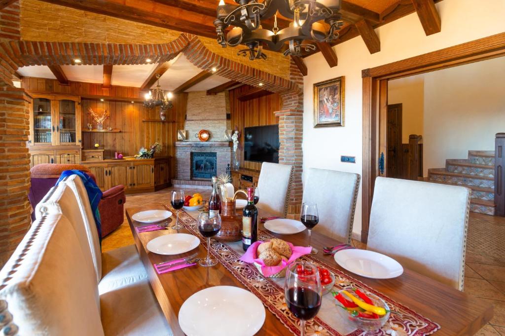 Telewizja i/lub zestaw kina domowego w obiekcie Villa Biznaga by Villa Plus