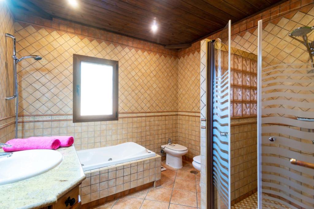 łazienka z wanną, toaletą i umywalką w obiekcie Villa Biznaga by Villa Plus w mieście Mijas
