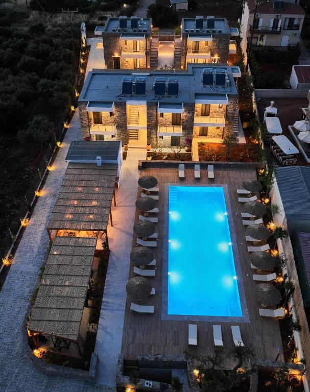 Bazén v ubytování Volta Suites and Villas nebo v jeho okolí