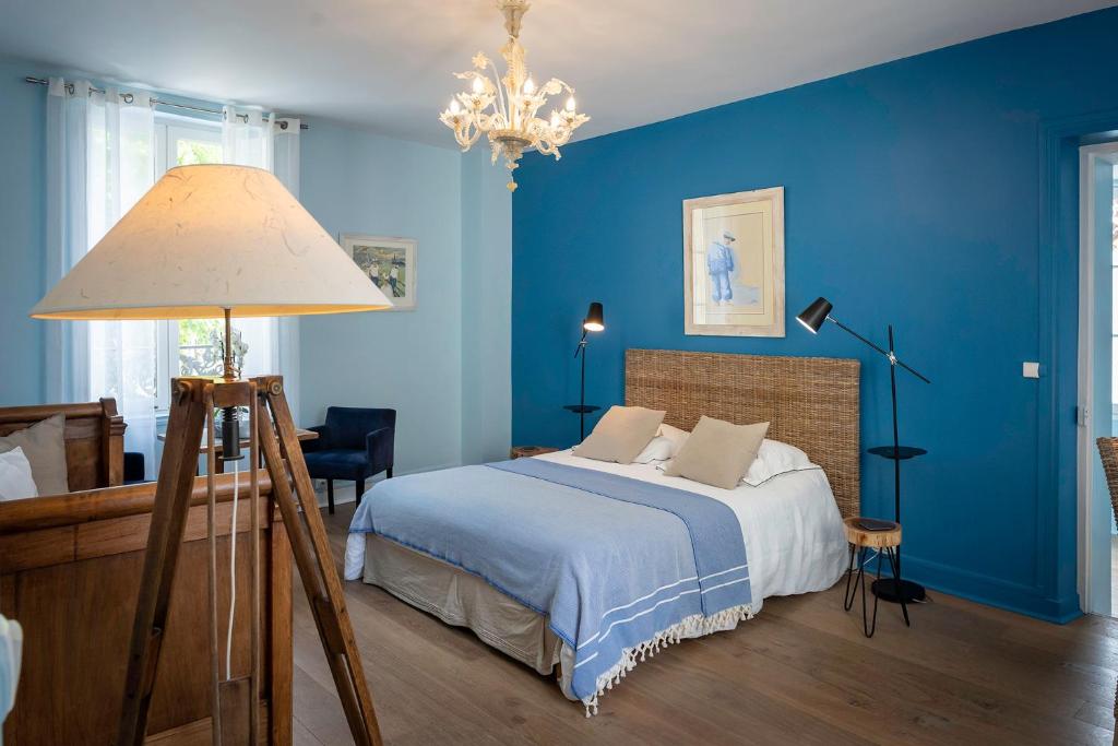 Een bed of bedden in een kamer bij Le Petit Matin