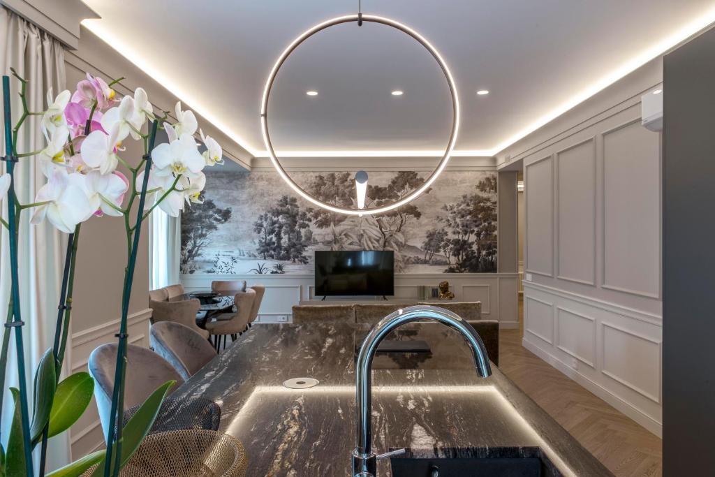 kuchnia ze zlewem i kranem w obiekcie Villa Vitae - Alba Pompeia - Luxury apartment w Albie