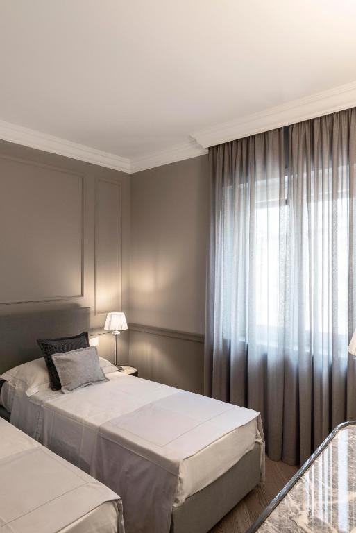 Łóżko lub łóżka w pokoju w obiekcie Villa Vitae - Alba Pompeia - Luxury apartment