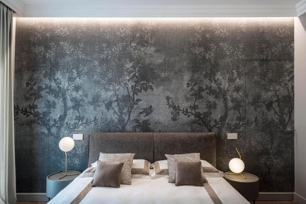 sypialnia z dużym łóżkiem z malowidłem ściennym w obiekcie Villa Vitae - Alba Pompeia - Luxury apartment w Albie