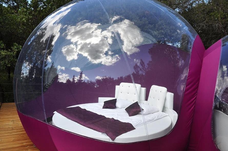 una cama en una cúpula con una imagen de la tierra en Les Perles Catalanes en Vinça