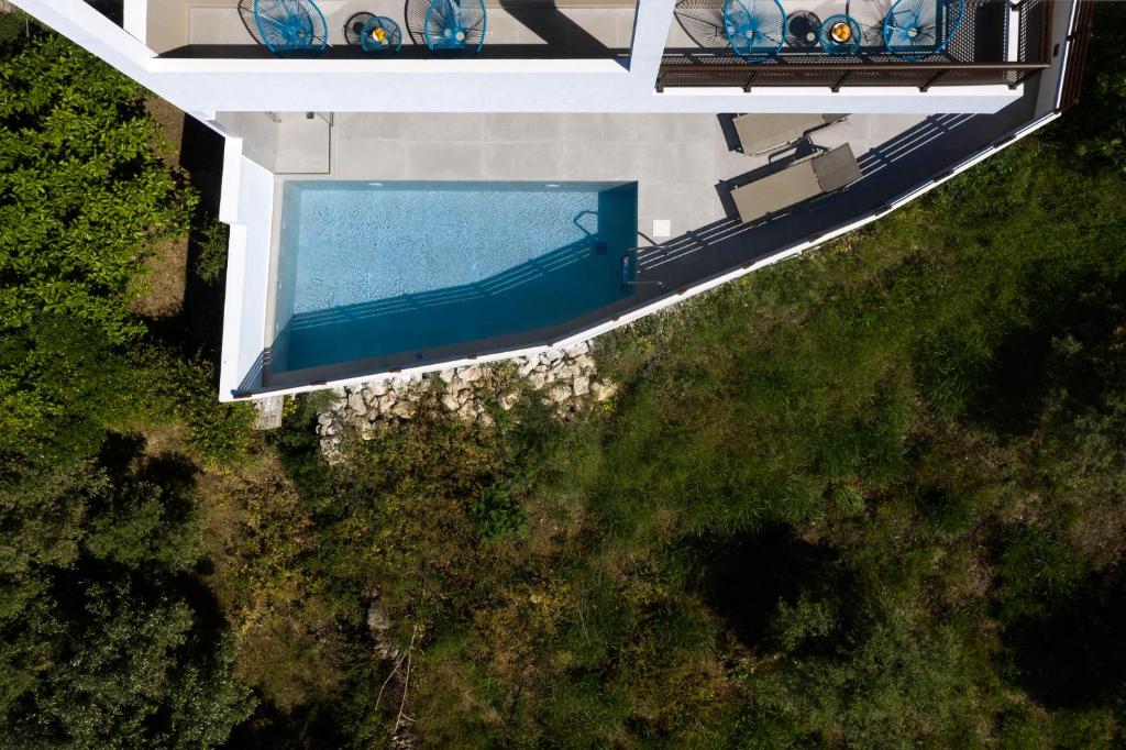 Bazén v ubytování O-Cyanea Villa with Heated Pool nebo v jeho okolí