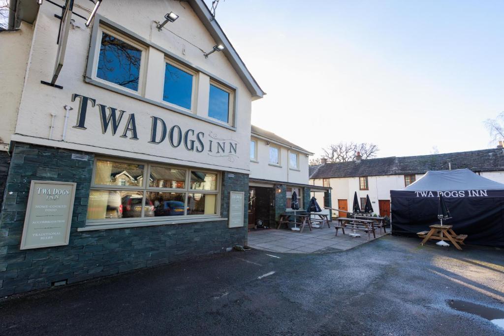 un bâtiment avec un panneau indiquant i va dogs inn dans l'établissement Twa Dogs Inn, à Keswick
