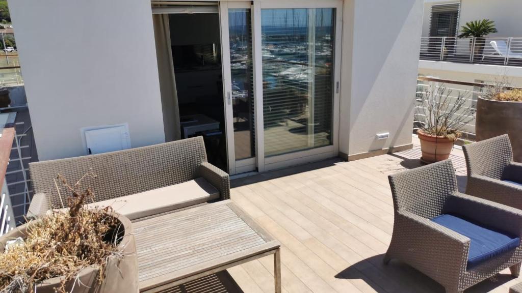 A balcony or terrace at Appartamenti Vacanze Marina di Scarlino