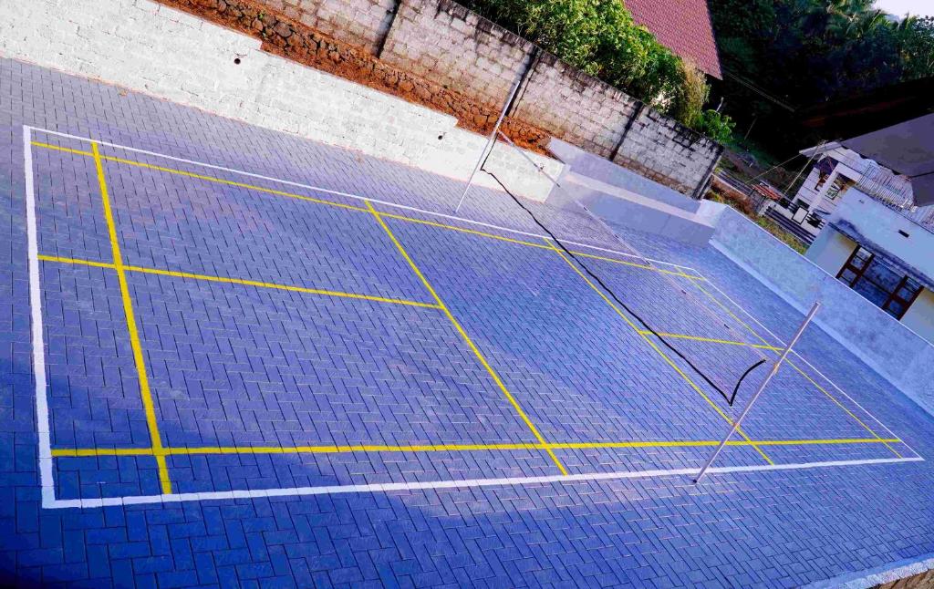 Tenis a/nebo squash v ubytování RAIN DROPS PREMIUM VILLAS - Athirappilly nebo okolí