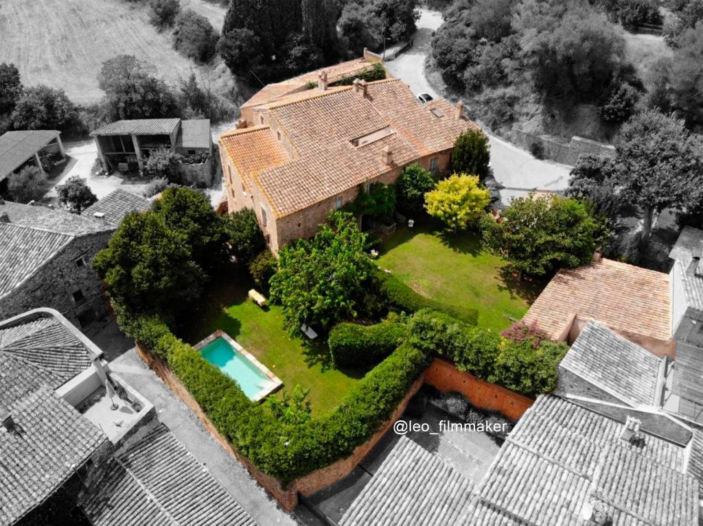 una vista aérea de una casa con jardín en Bartró de Orfans, en Orfes