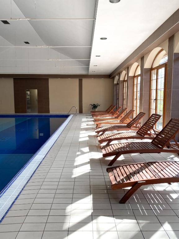 Bazén v ubytování Hotel Konradówka Wellness & SPA - 300 metrów do centrum nebo v jeho okolí