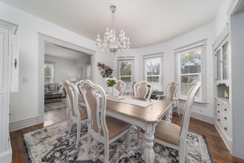 Relax at this charming and cozy downtown retreat - Casa De Cuatro Dormitorios