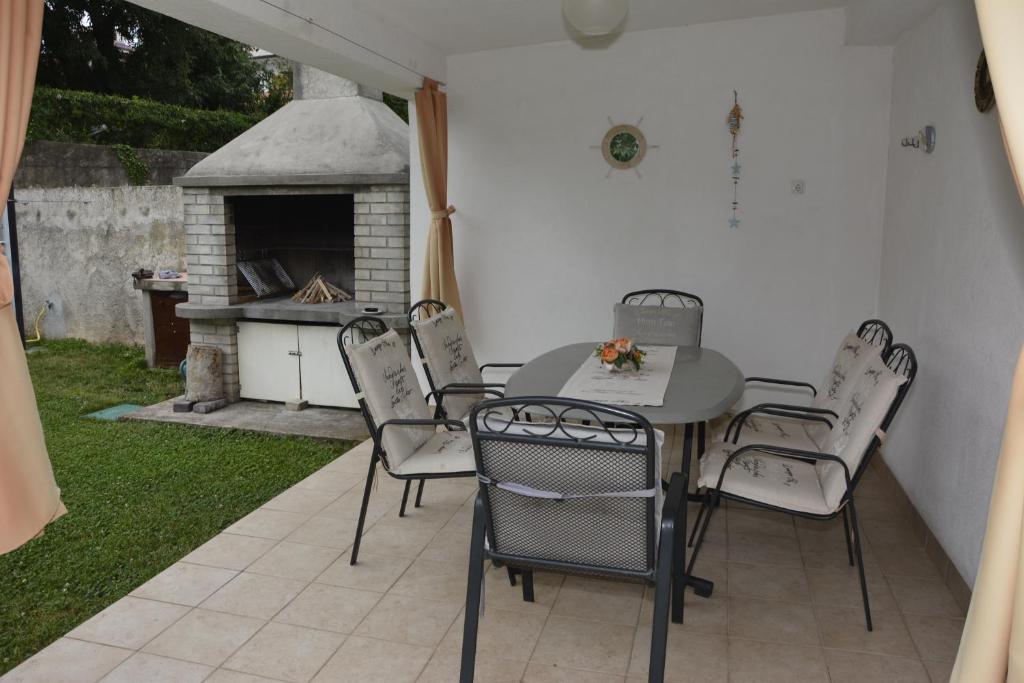 Patio alebo iná vonkajšia časť ubytovania Apartment Neven