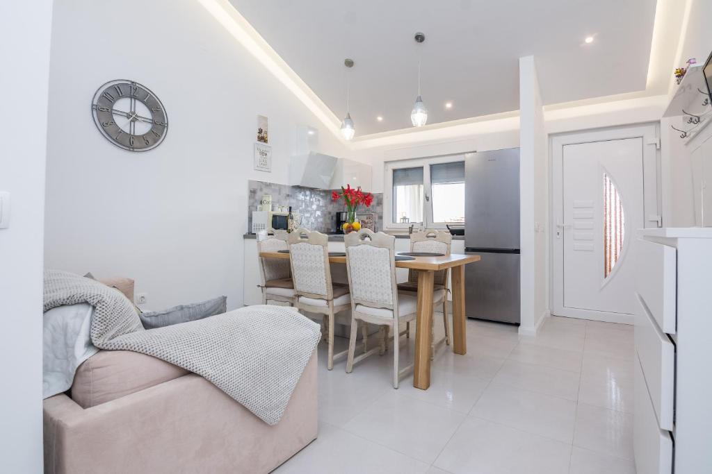 Η κουζίνα ή μικρή κουζίνα στο Apartment Velika obala 2