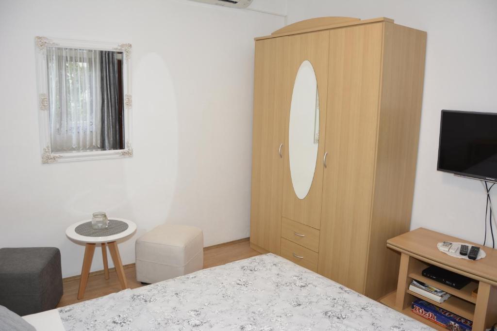 Televízia a/alebo spoločenská miestnosť v ubytovaní Apartment Neven