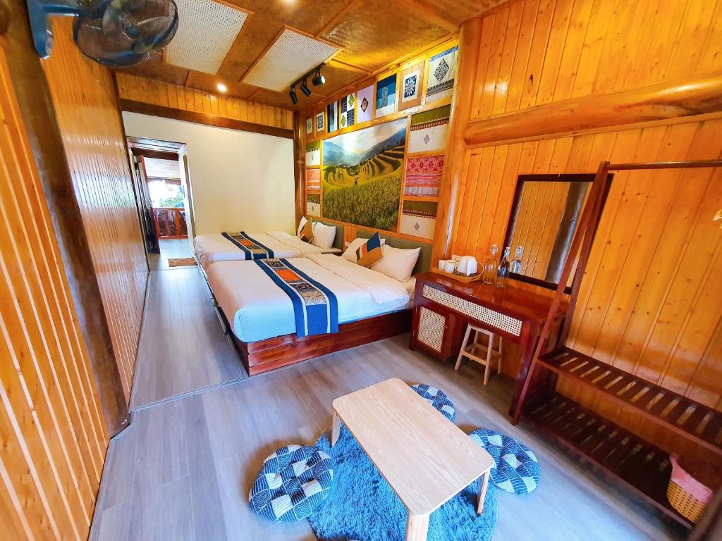 DONG VAN CLIFFSIDE HOUSE في دونغ فان: غرفة نوم بسرير وجدار خشبي