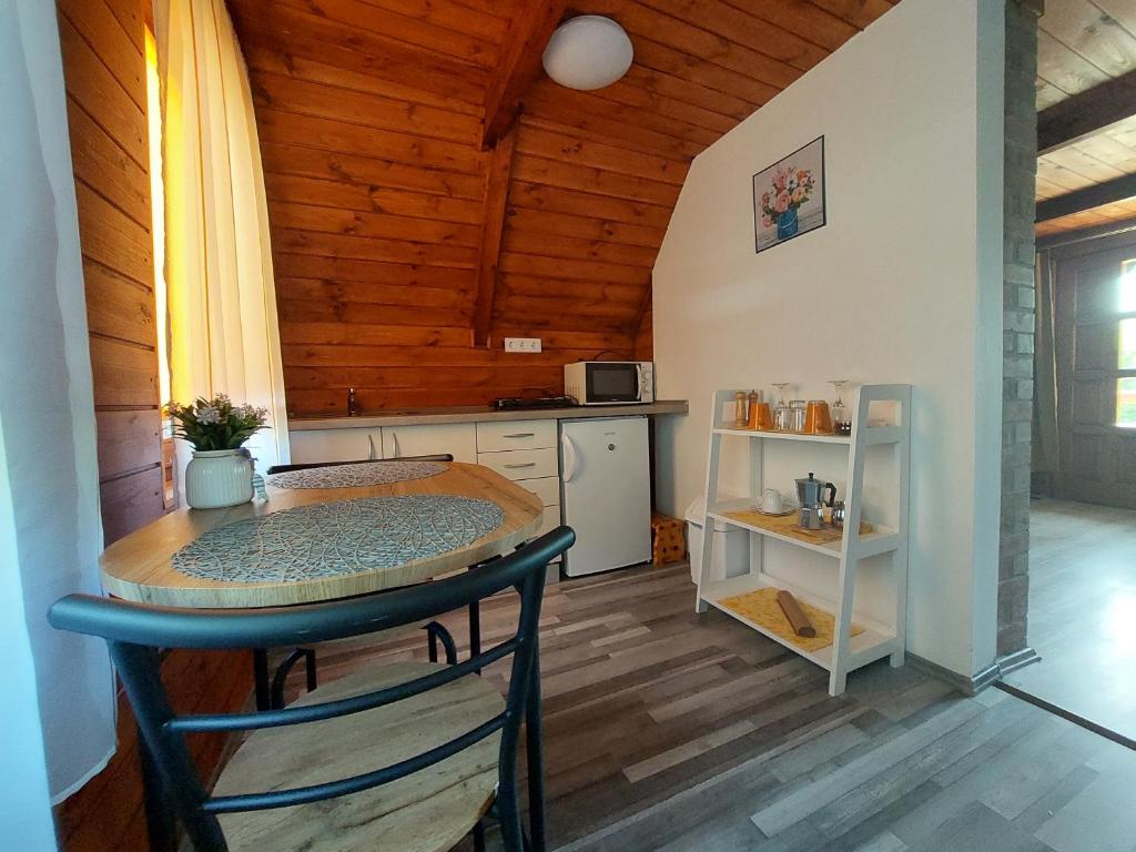 Kuchyňa alebo kuchynka v ubytovaní Laurin Vendégház