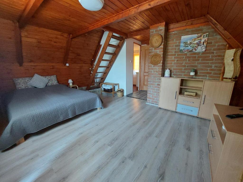Kuchyňa alebo kuchynka v ubytovaní Laurin Vendégház