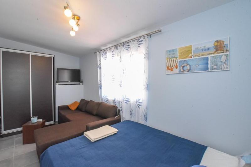 a small bedroom with a bed and a couch at Grcka Reni Greece Beach Penthaus 3 in Nea Kalikratia