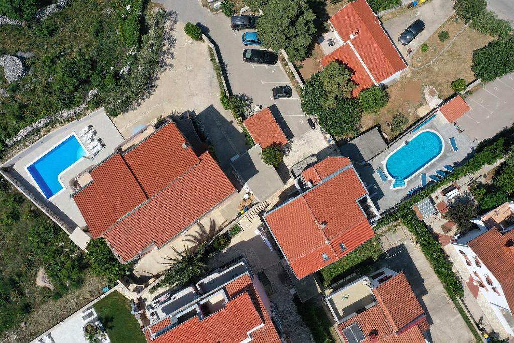 Bazén v ubytování Ari Apartments nebo v jeho okolí