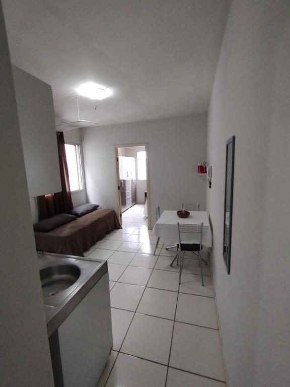 eine Küche mit einem Waschbecken und einem Tisch in einem Zimmer in der Unterkunft Apto Centro Floripa 02 in Florianópolis