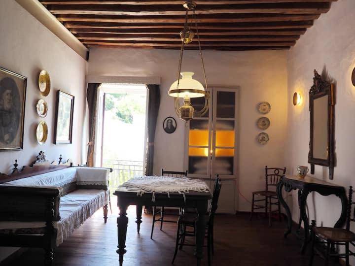 salon ze stołem i kanapą w obiekcie Cycladic House in Skiros w mieście Skiros
