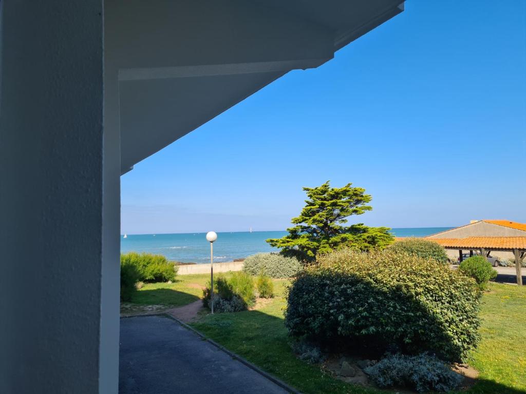 - une vue sur la plage depuis la terrasse couverte d'une maison dans l'établissement La Chaume appartement coquet 4 personnes 3* wifi - FR-1-485-121, à Les Sables-dʼOlonne
