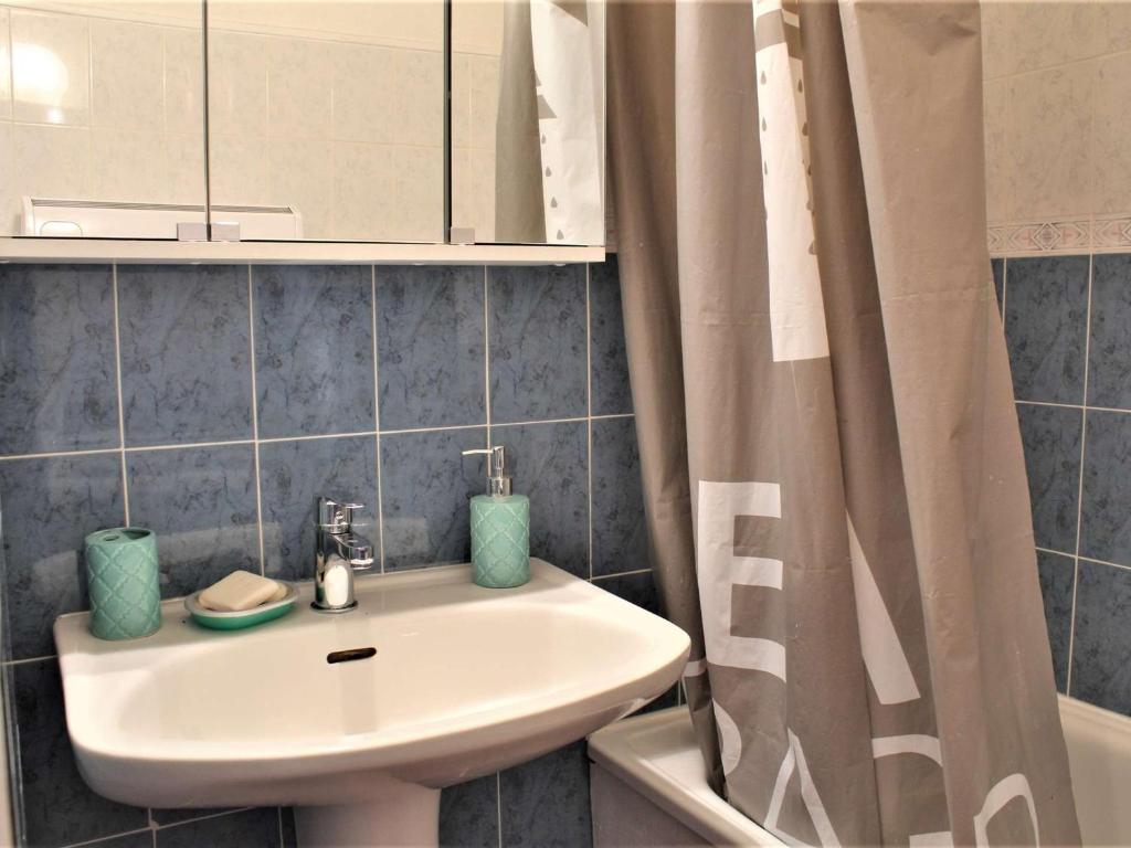 Fotografia z galérie ubytovania Charmant T2 au calme, 4 couchages, balcon vue sud, skis et combinaison inclus, proche navette gratuite - FR-1-330-556 v destinácii Risoul