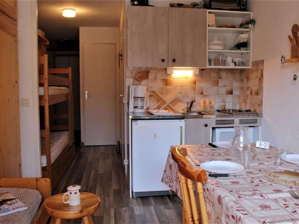 Fotografia z galérie ubytovania Charmant T2 au calme, 4 couchages, balcon vue sud, skis et combinaison inclus, proche navette gratuite - FR-1-330-556 v destinácii Risoul