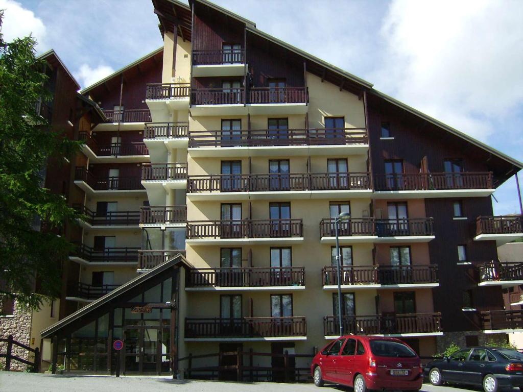 Fotografia z galérie ubytovania Charmant T2 au calme, 4 couchages, balcon vue sud, skis et combinaison inclus, proche navette gratuite - FR-1-330-556 v destinácii Risoul