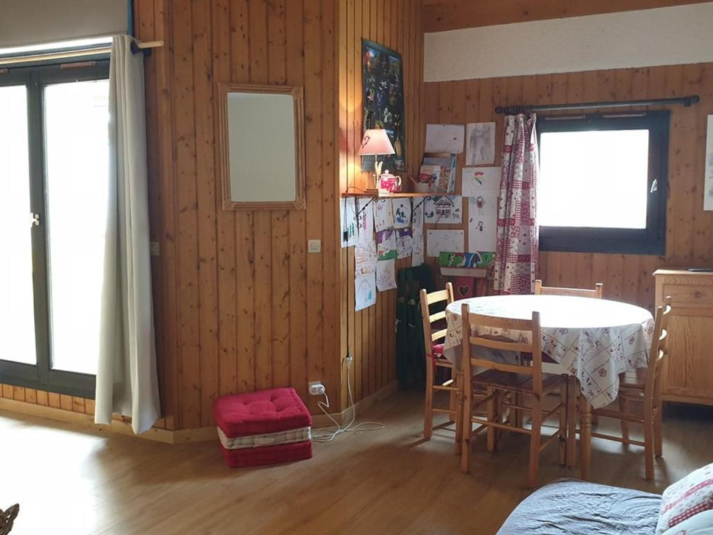 une salle à manger avec une table et des chaises dans une pièce dans l'établissement Appartement Duplex 2 Pièces au Pied des Pistes - FR-1-573-82, à Saint-Jean-dʼAulps