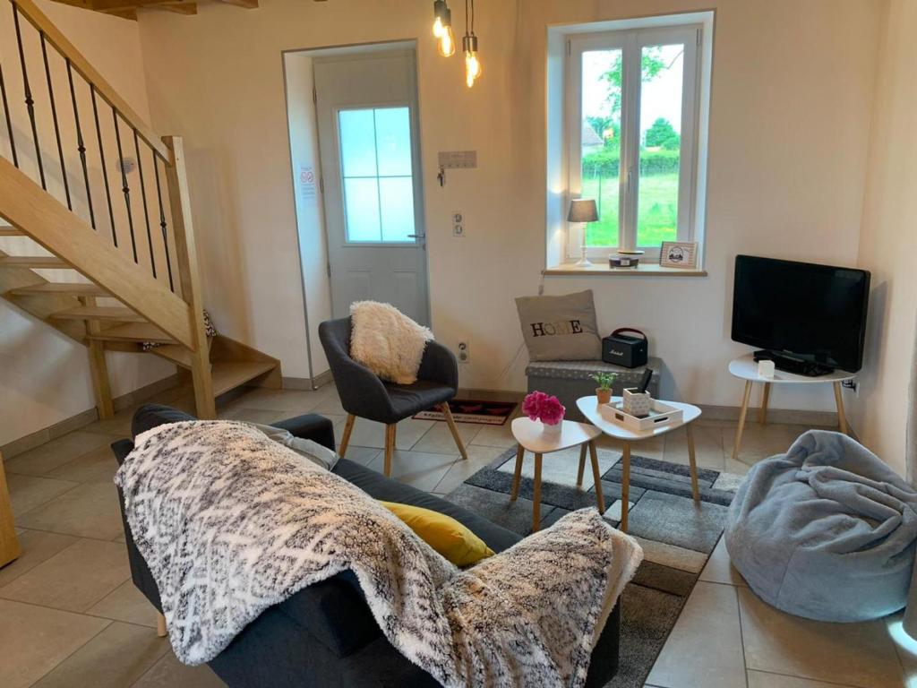 Televízia a/alebo spoločenská miestnosť v ubytovaní Maison rénovée en Sologne Bourbonnaise, animaux, jardin, terrasse, clim, wifi, linge et draps inclus - FR-1-489-379