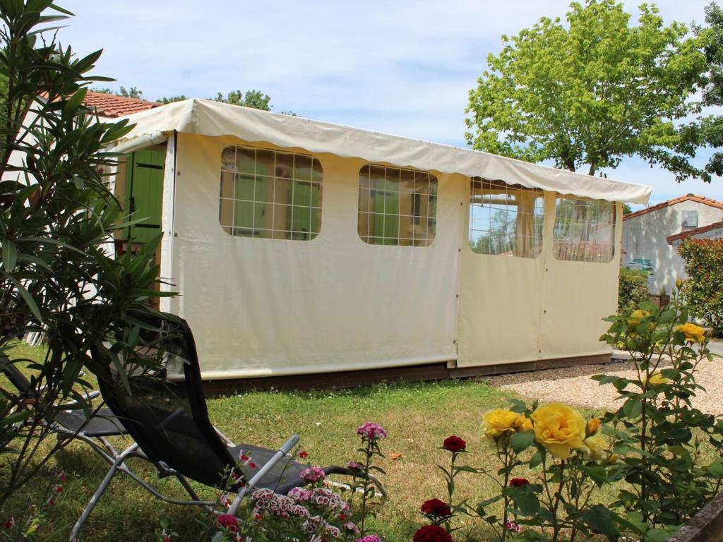Zahrada ubytování Charmante maison bois avec piscine chauffée, climatisation et jardin - 4 couchages, St-Pierre-d'Oléron - FR-1-246A-132