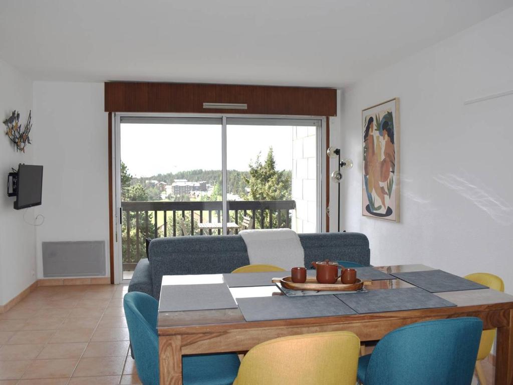 - un salon avec un canapé bleu et une table dans l'établissement Appartement Bolquère-Pyrénées 2000, 3 pièces, 4 personnes - FR-1-592-40, à Font-Romeu