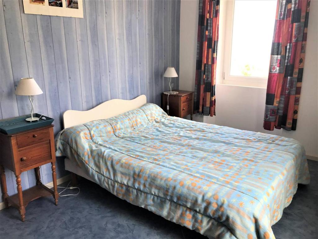 Posteľ alebo postele v izbe v ubytovaní Maison spacieuse avec jardin clos à 550m de la plage à Perros-Guirec - FR-1-368-349