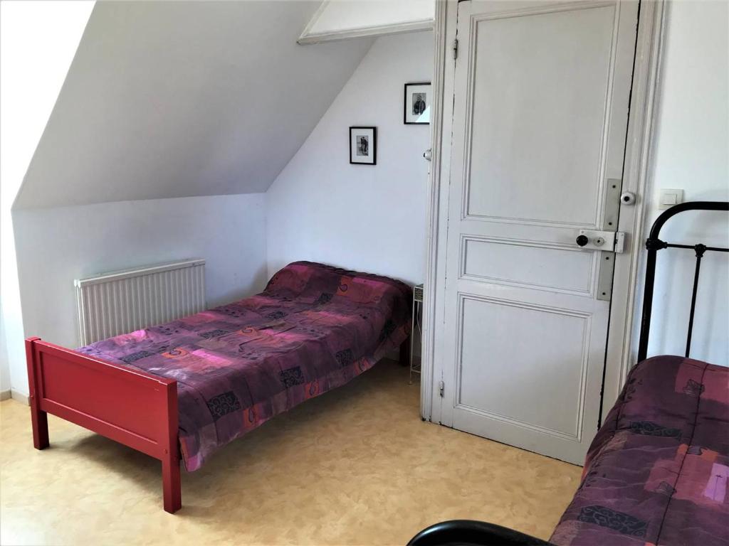 Posteľ alebo postele v izbe v ubytovaní Maison spacieuse avec jardin clos à 550m de la plage à Perros-Guirec - FR-1-368-349