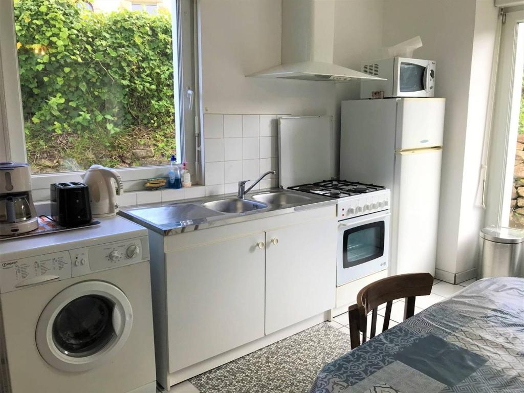 Kuchyňa alebo kuchynka v ubytovaní Maison spacieuse avec jardin clos à 550m de la plage à Perros-Guirec - FR-1-368-349