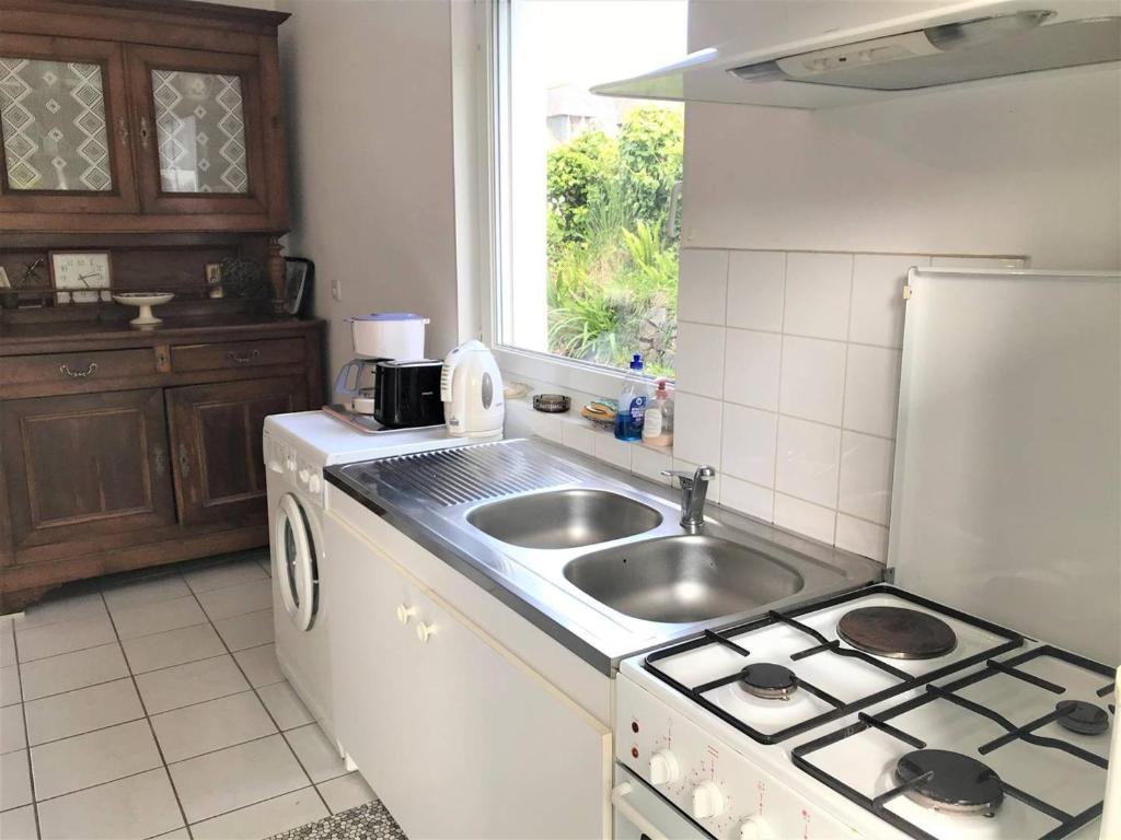 Kuchyňa alebo kuchynka v ubytovaní Maison spacieuse avec jardin clos à 550m de la plage à Perros-Guirec - FR-1-368-349