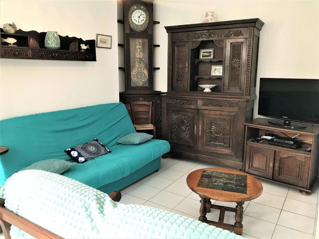 Televízia a/alebo spoločenská miestnosť v ubytovaní Maison spacieuse avec jardin clos à 550m de la plage à Perros-Guirec - FR-1-368-349