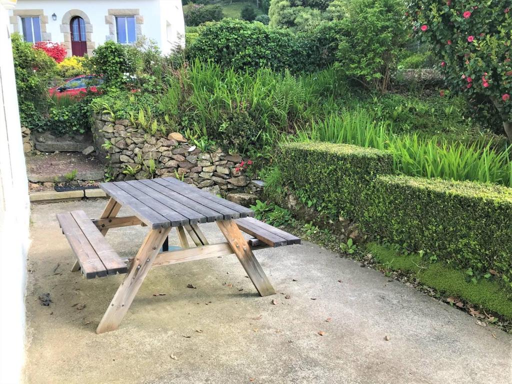 Vonkajšia záhrada v ubytovaní Maison spacieuse avec jardin clos à 550m de la plage à Perros-Guirec - FR-1-368-349