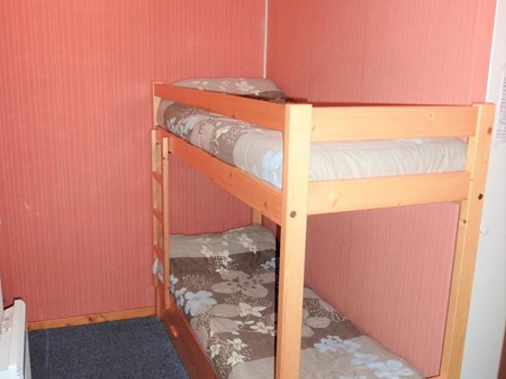 kilka łóżek piętrowych w pokoju w obiekcie Studio au pied de la télécabine avec balcon - FR-1-573-73 w mieście Saint-Jean-dʼAulps