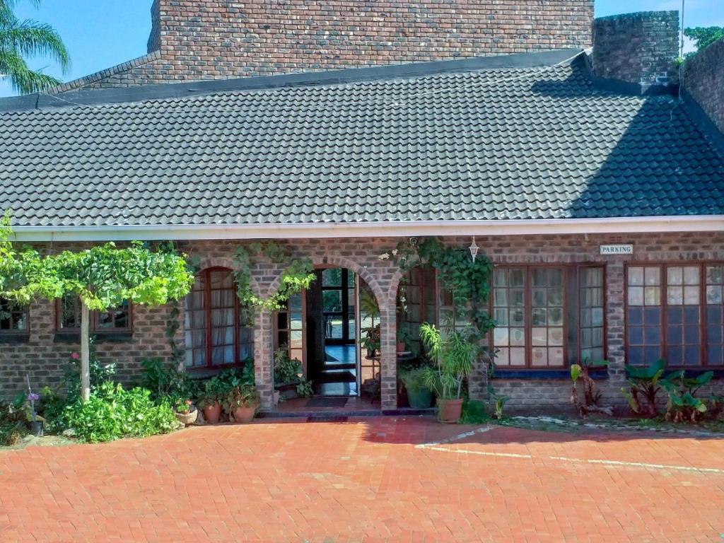 an old brick house with a brick driveway at Amatola Mountain View in King Williamʼs Town