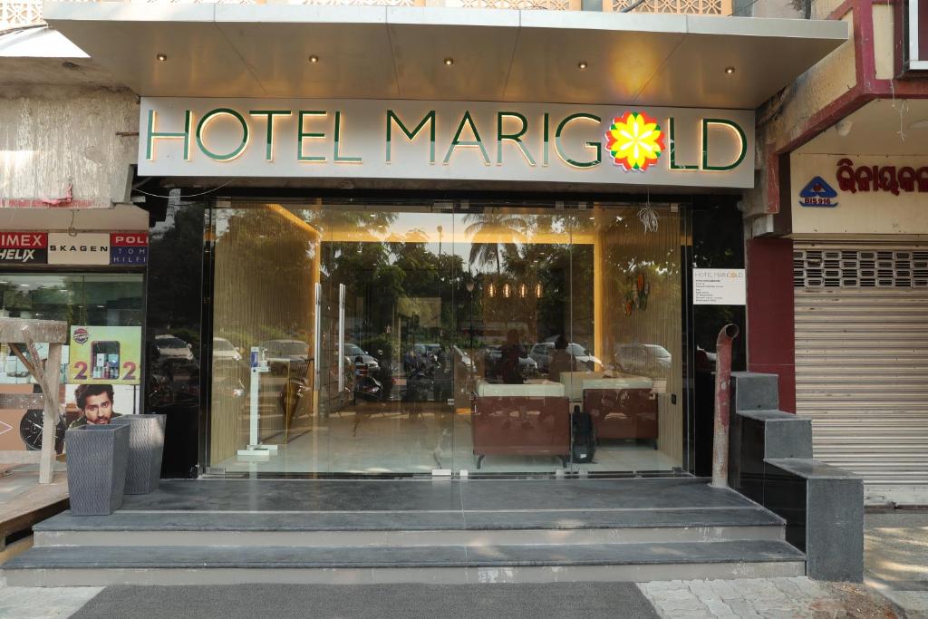 Hotel MariGold في بوهفانيشفار: محل امام سوق الفندق مع وجود لافته
