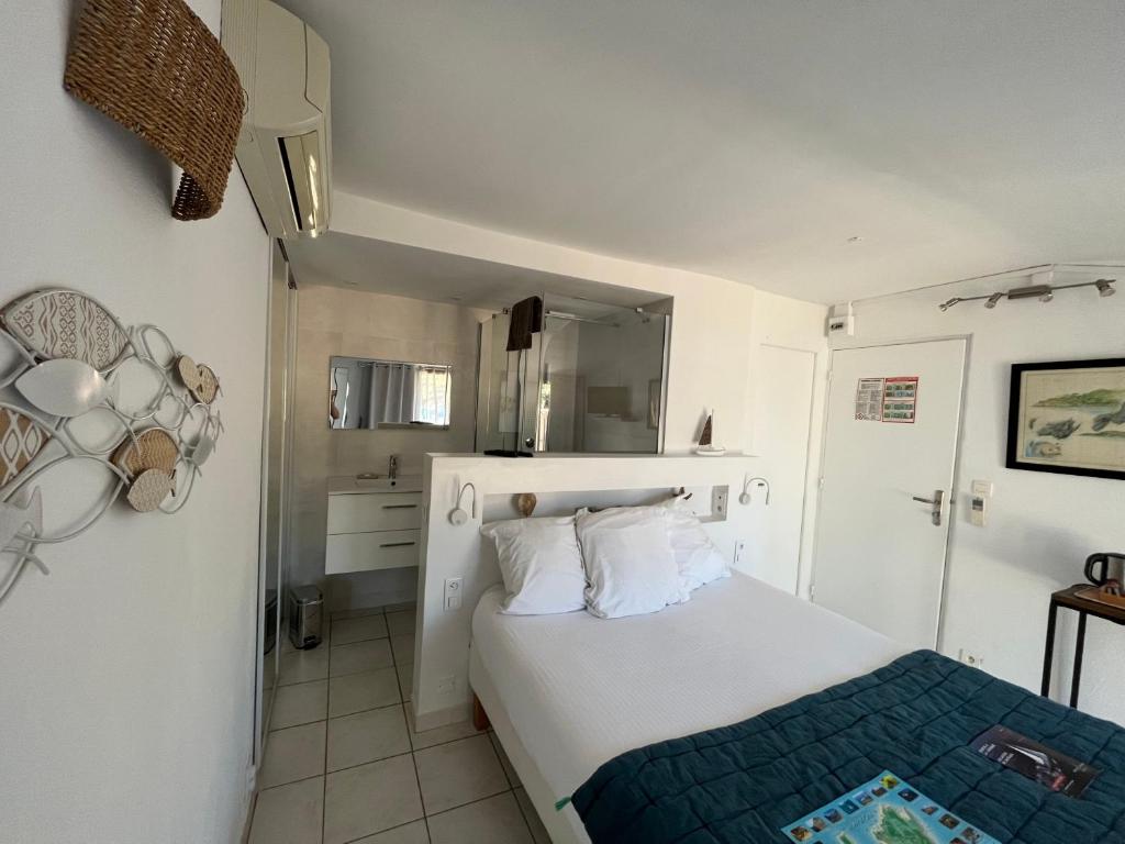 Postel nebo postele na pokoji v ubytování Hostellerie Provencale